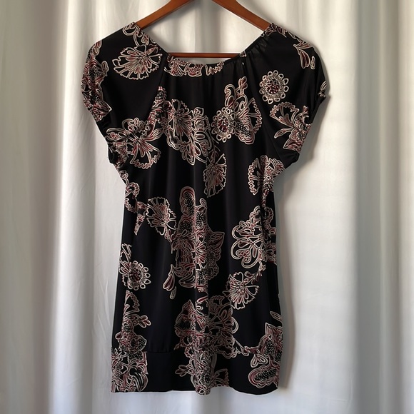 Patterned Blouse with Pretty Design at Neckline - Picture 4 of 5